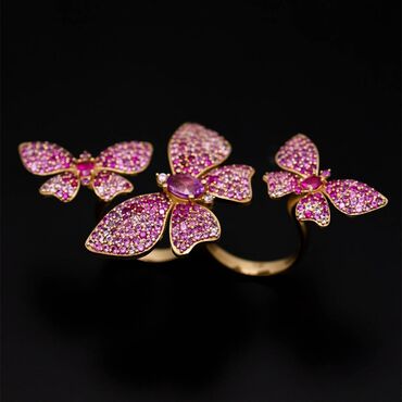 кольцо из камня: Эксклюзивное золотое кольцо "Бабочки" с россыпью драгоценных камней