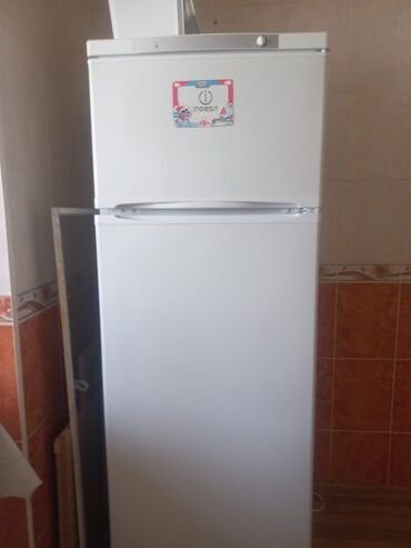 Blenderlər: 2 qapılı Indesit Soyuducu Satılır, rəng - Ağ