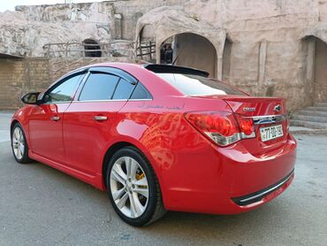 Chevrolet: Chevrolet Cruze sedan – parlaq qırmızı rəngdə, idman görünüşlü paket — 5