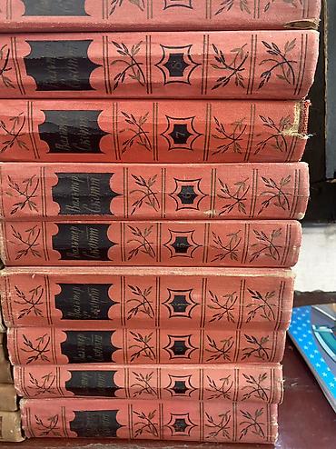 Продаю комплект книг из 20 томов в одинаковых красивых красных