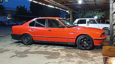 bmw lyuk: BMW 5 Series E34 sedan – qırmızı rəng, 4 qapı, 1990‑cı illərin klassik — 3