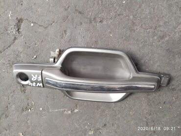 ручка паджеро: Передняя правая дверная ручка Mitsubishi Б/у, цвет - Серый, Оригинал