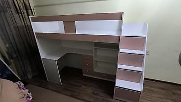 Двухъярусные кровати: Кровать-чердак, выполненная в светлых тонах с розовыми вставками — 6