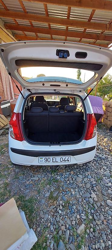 hyundai salon: Hyundai i10, ağ rəng, 5 qapı, kompakt hetçbek. Texniki və komfort — 8