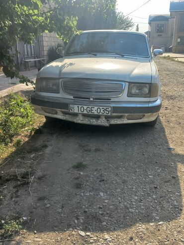 запчасти опель вектра б: Ağ rəngli dördqapılı sedan tipli avtomobil. Avtomobilin ön hissəsində
