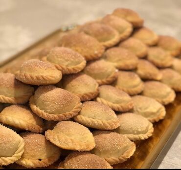 Выпечка, хлебобулочные изделия: Домашняя выпечка в больших прямоугольных формах. Ассортимент: - — 10