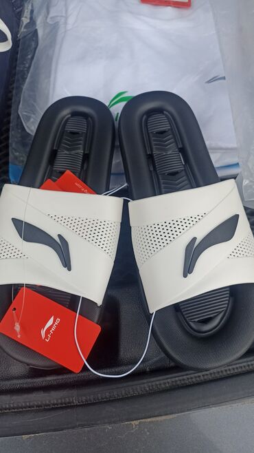 шлепанцы через палец: Сланцы от Li-Ning с черной подошвой и белым верхом, украшенным