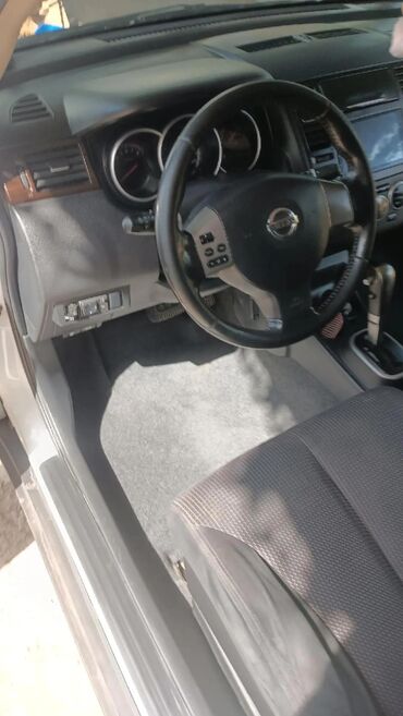 Nissan: Nissan Tiida: 1.8 l | 2011 il Sedan — 3