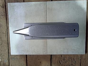 grisko: Nakovanj dužine 30 cm visine 14, 5 cm, stopa 12 cm x 30 cm, gornja — 2