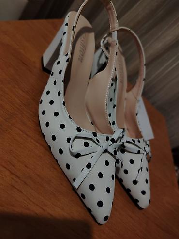 parça ayaqqabı: Ağ rəngdə, qara xallı qadın ayaqqabısı geyinilməyib - Model: slingback — 2