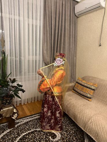Dəstlər: Qızlar üçün milli geyim dəsti Tərkibi: - Qırmızı-qızılı naxışlı uzun