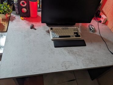 письменные столы для школьников: Продаю стол 
 120 на 80
состояние видно на фото