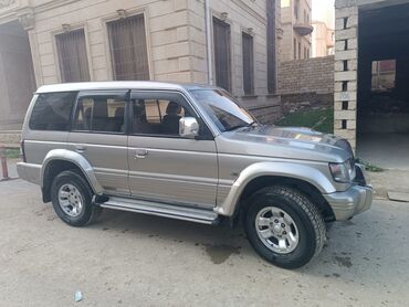 Mitsubishi: Gümüşü rəngli, 5 qapılı Mitsubishi Pajero avtomobili. Avtomobilin hər