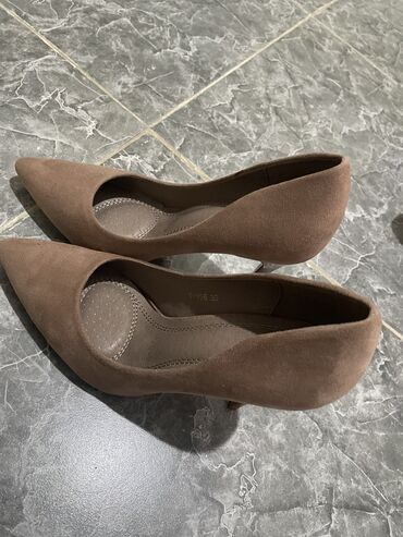 Туфли: Размер: первые 5 фото 35-36 
6-10 фото 36 
11 фото 37 — 2