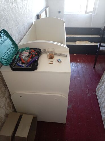 işlenmiş taxta qapılar: Oğlan və qız üçün, Dördbucaq, Beşik, Dəstsiz, Matrassız, Yellənmə mexanizmsiz