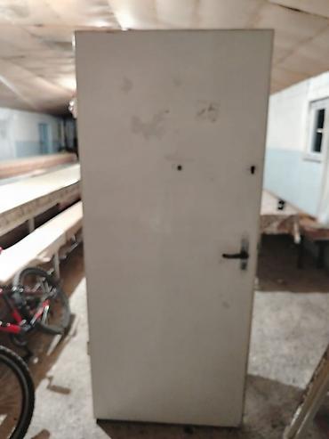 işlenmiş seyf qapılar: Metall qapı, açıq krem/ağ rəngdə. - Material: polad/metal lövhə, ağır — 2