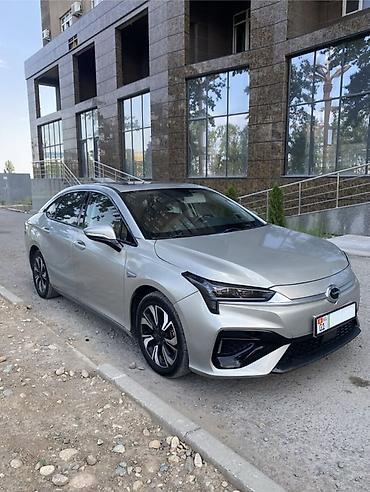 byd e1: Aion S — электрический седан серебристого цвета. запах хода 460 км — 2