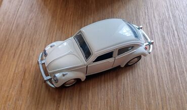 maša i meda igračke: Nov metalni model automobila VW Buba. Mogu da mu se otvaraju vrata