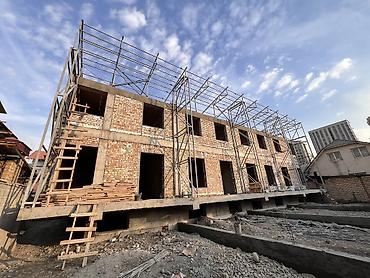 Продажа таунхаусов: 🏡 Таунхаус в центре Бишкека Продается просторный таунхаус площадью — 4