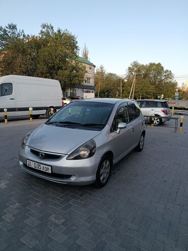 кузовные детали на фит: Серебристый хэтчбек Honda Fit с пятью дверями, оснащенный задним