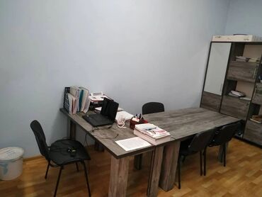 столы и шкафы для офиса: Продаю Офис 15 м², С ремонтом, С мебелью, 3 этаж