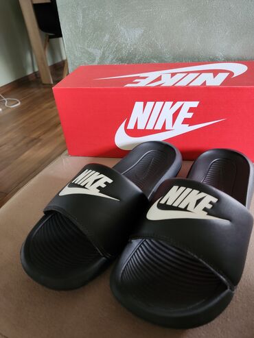 Sandale i japanke: Nove Nike papuce
36,5 br
soft su, udobne,nisu tvrde