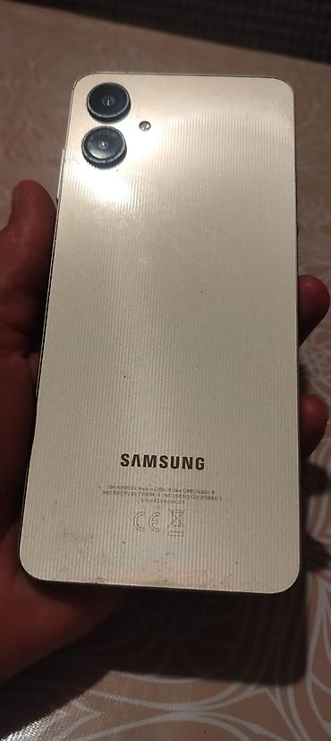 stabilizator telefon ucun: Smartfon – düz kənarlı, şüşə ön panel və metal effektli çərçivə ilə — 6