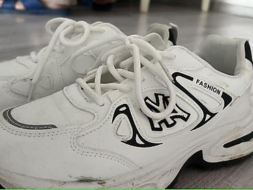 Krossovka və ketlər: Ağ rəngli idman ayaqqabısı - Stil: “Dad sneaker”/chunky dizayn, yan — 1