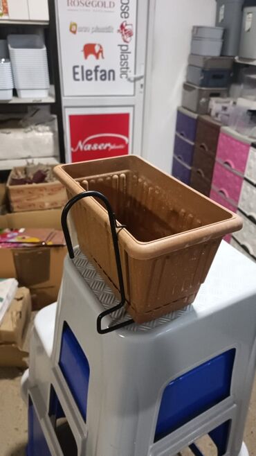 Bitkilər üçün dibçəklər: Dibcek dibcek qabi asma kvadrat balkon ag gul qabi asilan balkon — 11