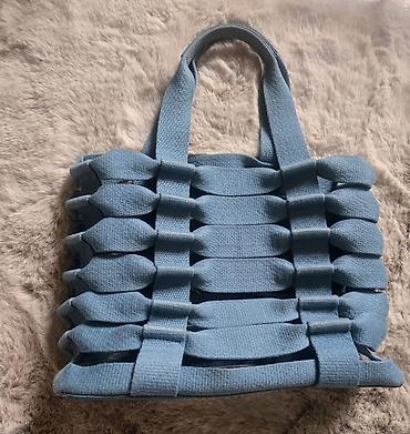 Torbe: BALLY prelepa torba sa prorezima. Dno je od kože kao i ručke, a torba — 5