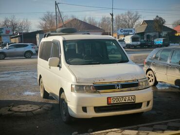 Honda: Минивэн Honda Stepwgn белого цвета. Оборудован багажником на крыше