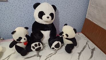 panda show: Bu dəstə müxtəlif ölçülü, yumşaq pandalar daxildir. Hər bir oyuncaq ağ