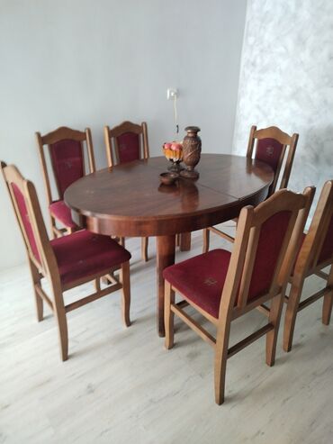 Sets of table and chairs: Wood, Up to 6 seats, Used