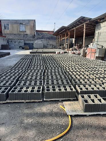 Шлакоблок: Бетонные блоки для строительства, представленные в большом количестве — 3