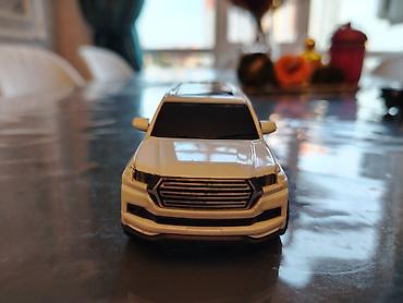 Əl işi Metal oyuncaq SUV avtomobil modeli - Korpus: ağ rəng, qara dam
