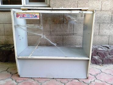 Витрины: Продаю простую витрину, б/у. Размеры: длина 100 см, ширина 50 см
