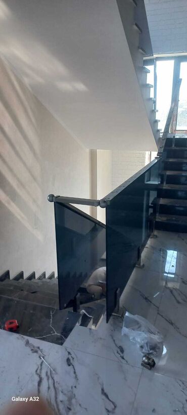 Pilləkən məhəccərləri: Şüşə panellərdən ibarət müasir pilləkən məhəccəri. Məhəccər — 3