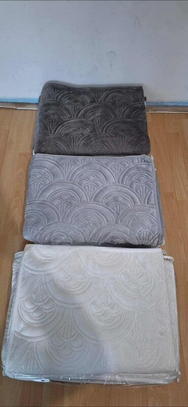 Prekrivači za nameštaj: Neklizajući, Za trosed — 10