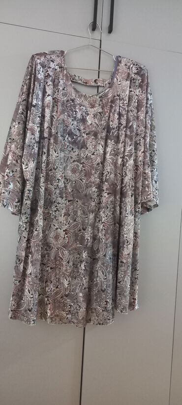 Köynək və bluzalar: Tünd rəngdə, qızılgül naxışlı qadın tunikası. Bu tunika v-yaxalı və — 4