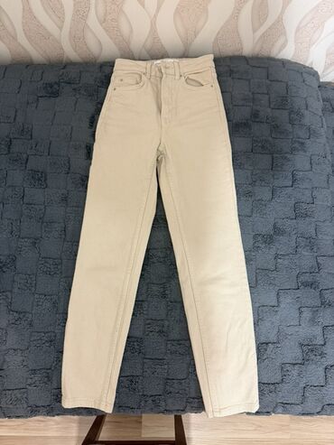 женские белые футболки: Bej rəngli qadın şalvar-cins - Kəsim: düz/şalvar-jeans silueti, dar