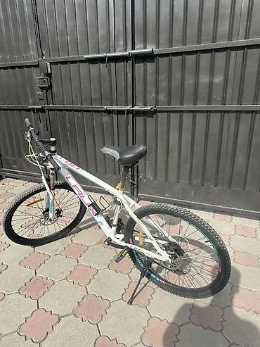 Спорт и хобби: Горный велосипед Laux (надпись на раме) с колесами 26". Основные — 2