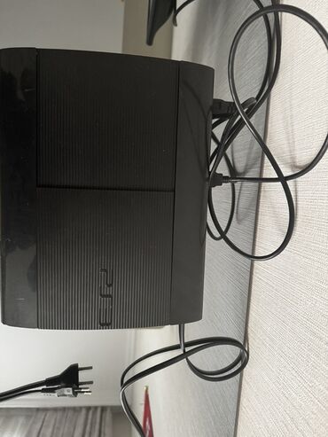 PS5 (Sony PlayStation 5): PlayStation 3 Super Slim (CECH-400x seriyası) - Rəng: Qara, yivli üst