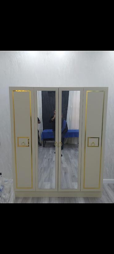 hamam ucun dolab: Dördkapılı paltar şkafı - Rəng: krem/bej tonlarında, qızılı dekor — 3