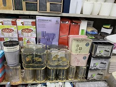 Набор кухонных аксессуаров и органайзеров для удобства на кухне. В