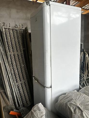 Техника для кухни: Холодильник Indesit, двухкамерный, белый. Продаю на запчасти. Верхняя — 1