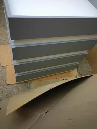 Komode: Pult 12 Materijal i Dekor: Izrađuje se od univera debljine 18mm u — 8