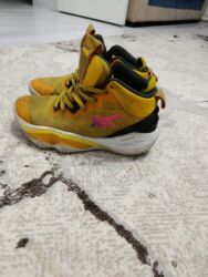 Кроссовки и спортивная обувь: - Размер: EU 38 длина стопы 250 мм (указано на ярлыке). - Верх — 3