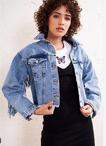 Üst geyimi: Bershka S razmer . yenidir . baha alinib. 35 azn satilir — 2