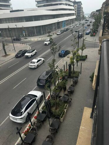 Uzunmüddətli kirayə mənzillər: Ağ şəhərdə 2 otaqlı əla təmirli mənzil kirayə verilir. Mənzil tam — 12