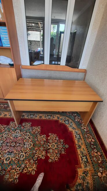 продам мягкую мебель: Комплект стол и стулья Офисный, Б/у
